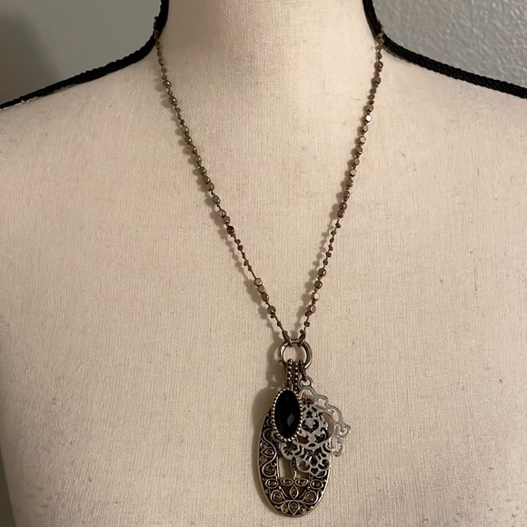 THREE CHARMS VINTAGE NECKLACE. - Picture 3 of 10